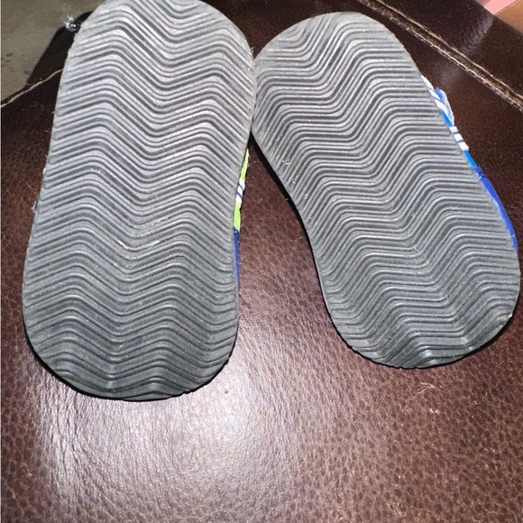 Circle baby shoes blue & lime green little rubbing on one shoe - Picture 4 of 5